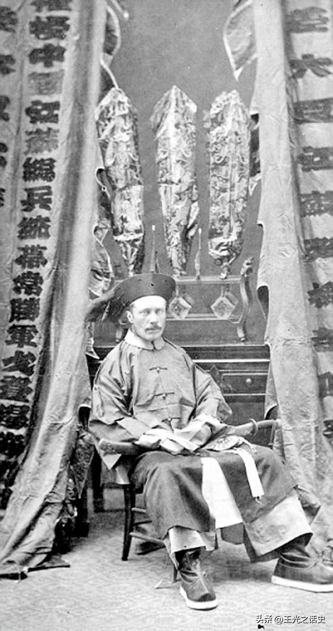 这位身着清朝官服的洋人是清朝唯一一个“洋提督”查理•戈登，他来自英国，因参与英法