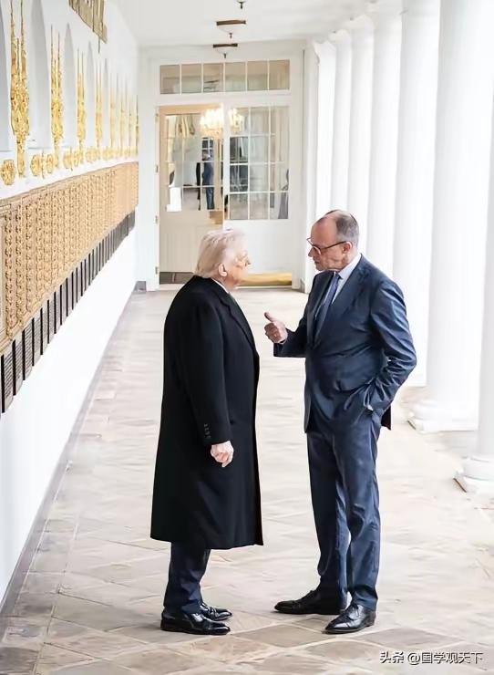 德国总理默茨亲自发了这张照片，说他在白宫对特朗普讲：“欧洲不再依赖关税，而是依赖