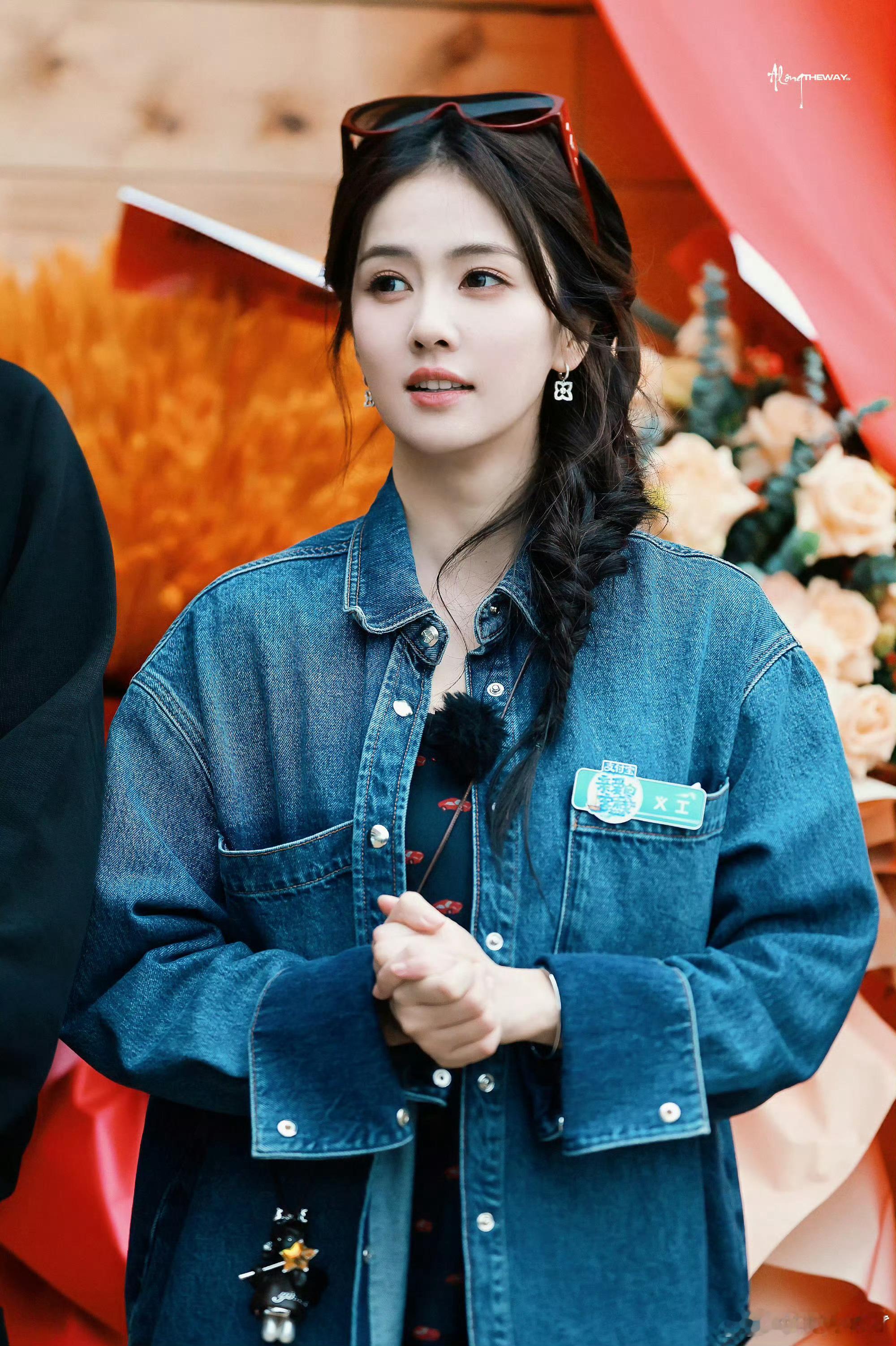 白鹿爱请吃饭的漂亮姐姐俺们鹿子太好了呜呜呜！白鹿在录制亲爱的客栈时，买完菜还请大