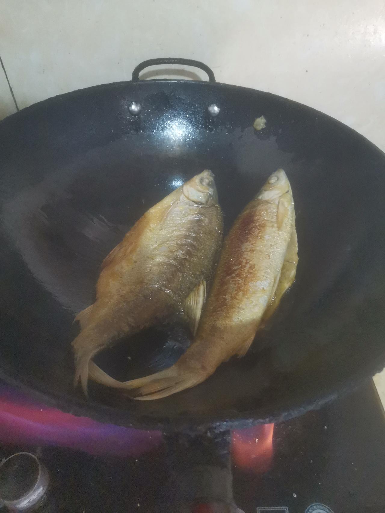 上午九点半开始洗鱼，冬瓜去皮，切块，洗红薯叶。
十点半开始煎鱼，然后炒冬瓜，红薯