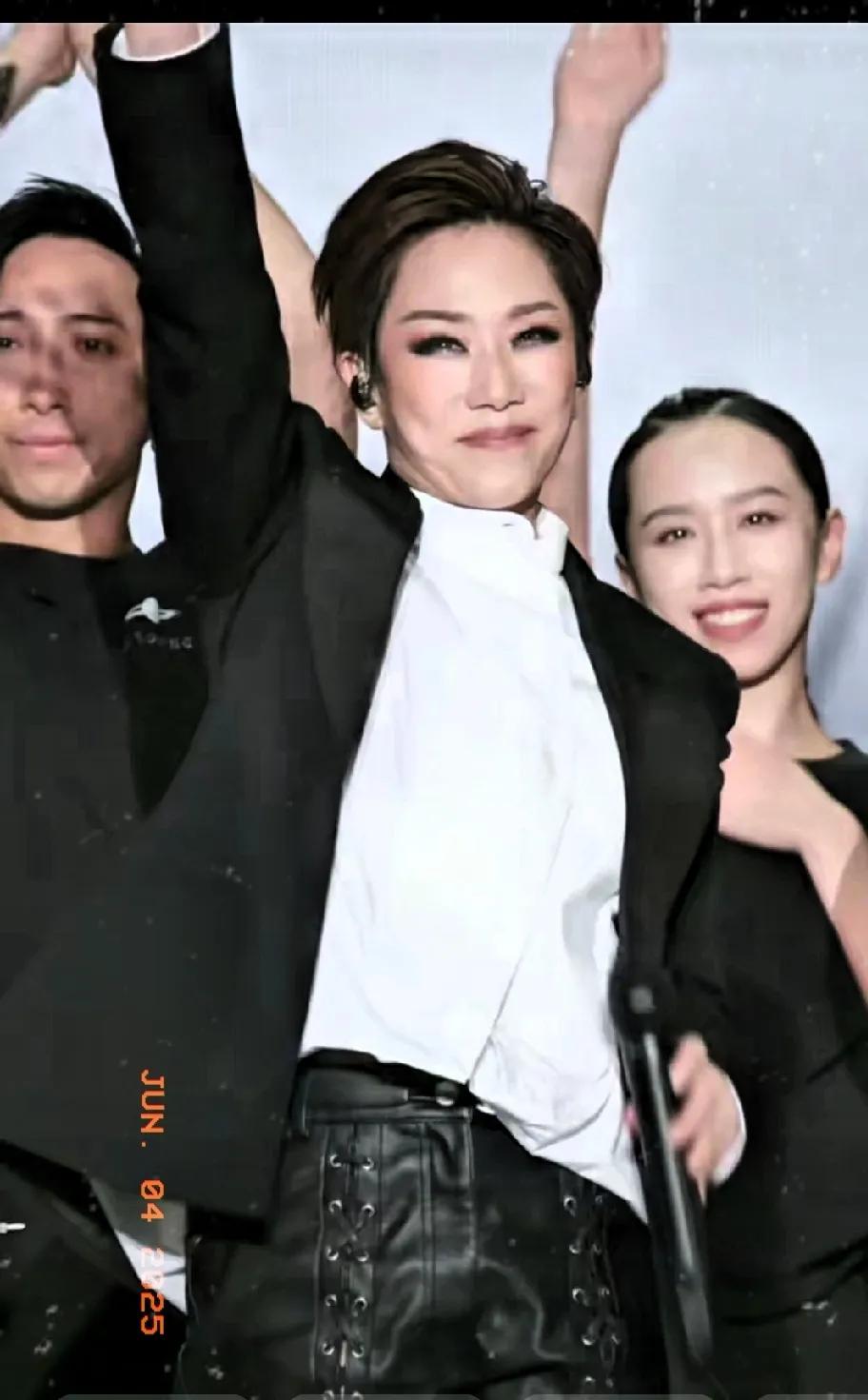 最近，林忆莲的一组照片在网上曝光，瞬间引发网友们的热议，59岁林忆莲单眼皮圆脸果