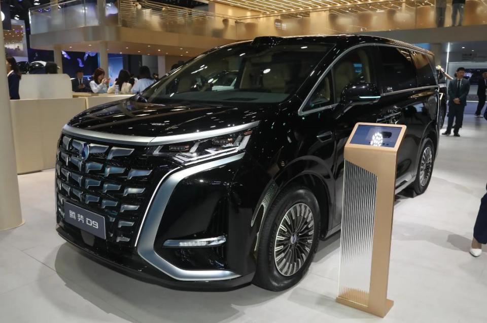 根正苗红的万宝宝，为啥独爱第二代腾势D9？

说起万宝宝，那绝对是自带光环的人物