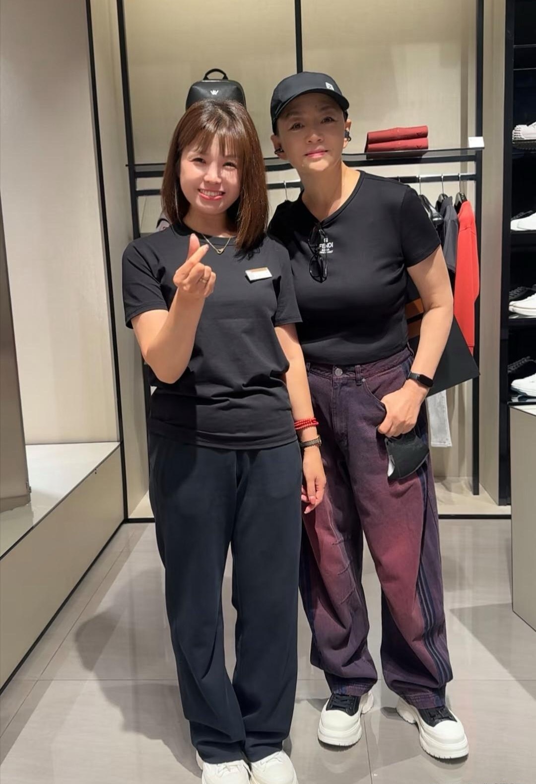65岁宋丹丹在北京奢侈品店购物，她一身中性打扮，看起来又美又飒！她的身材实在是太