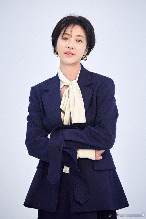 #黄正音和篮球运动员分手# 演员黄正音和比自己小7岁的篮球运动员金钟奎分手了，两