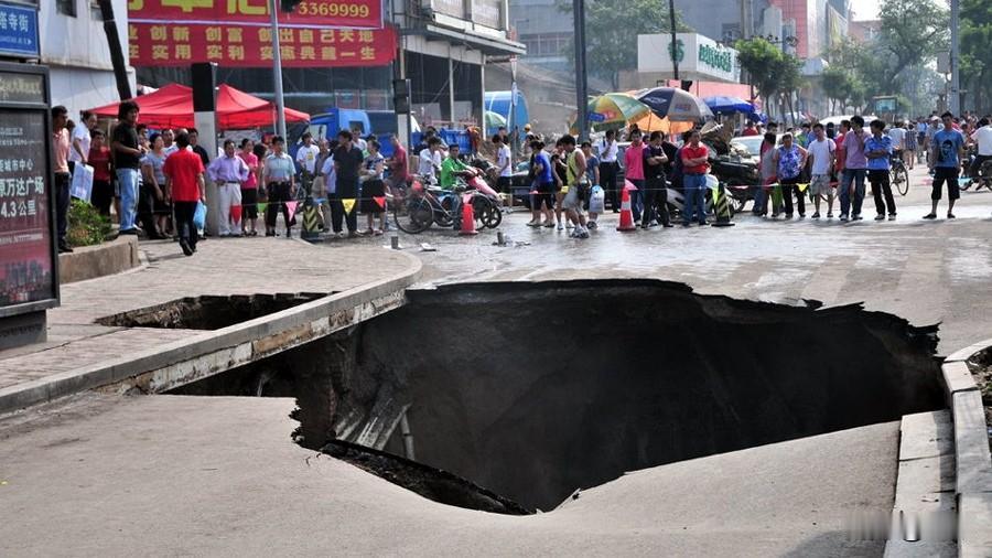 广西乡村频发地面塌陷，多处房屋受损
 
5月15日，广西贵港平南县官方发布通报，