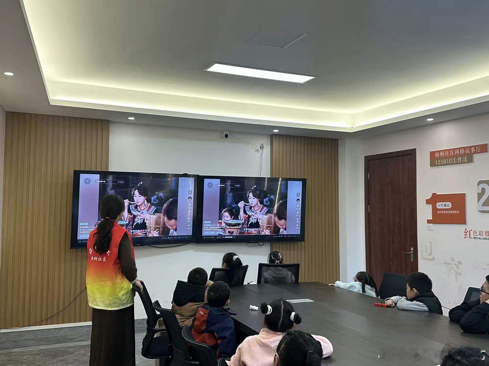 台州三门畲风童趣绘就非遗新画卷台州三门梧桐社区凤凰烧箔画非遗体验超精彩！孩子们看