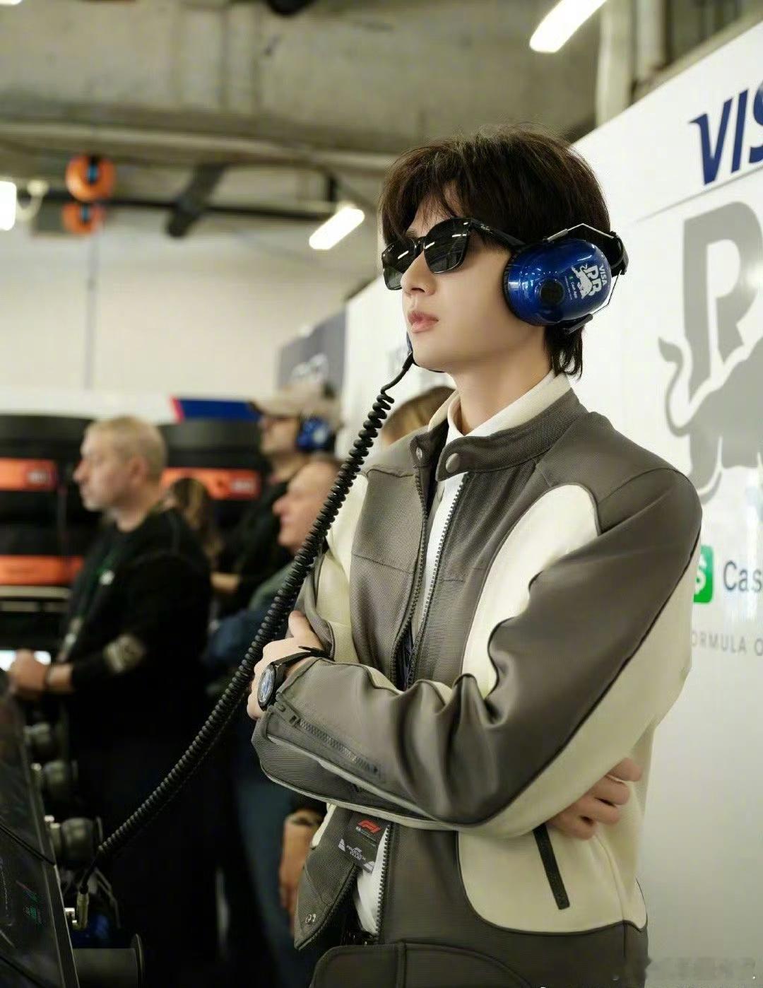 成毅、龚俊F1观赛图，是不是帅哥都爱看赛车🏎️ ​​​