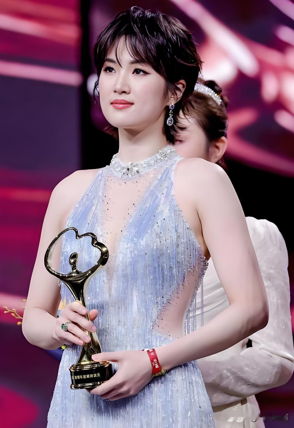 姚安娜，本名姚思为，华为创始人任正非的小女儿，大家也称她华为二公主。
 
她是哈