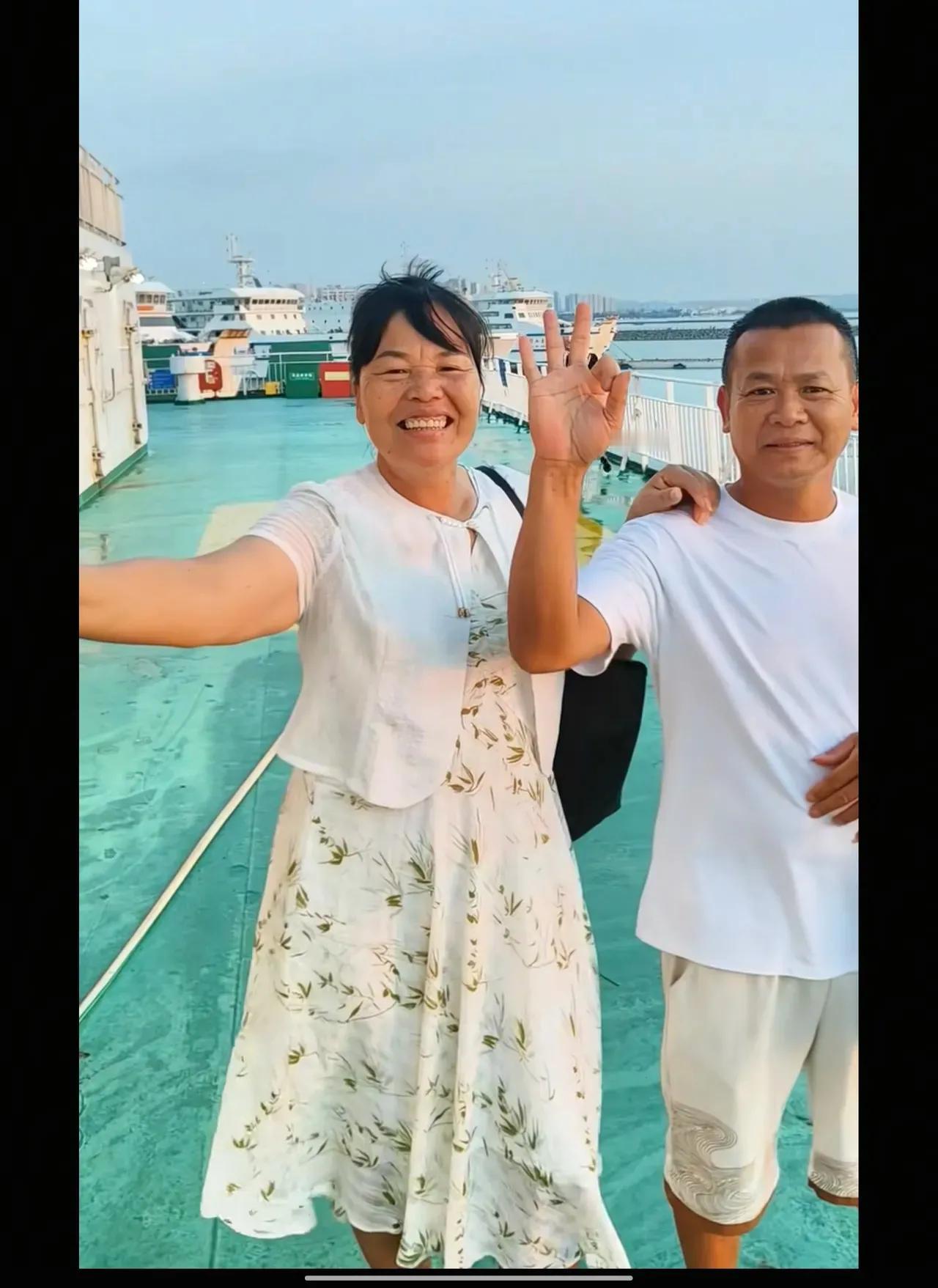 全文茂夫妻在海南度假的精神面貌都不算很好，全红婵的妈妈脸笑肉不笑，全文茂感觉也是