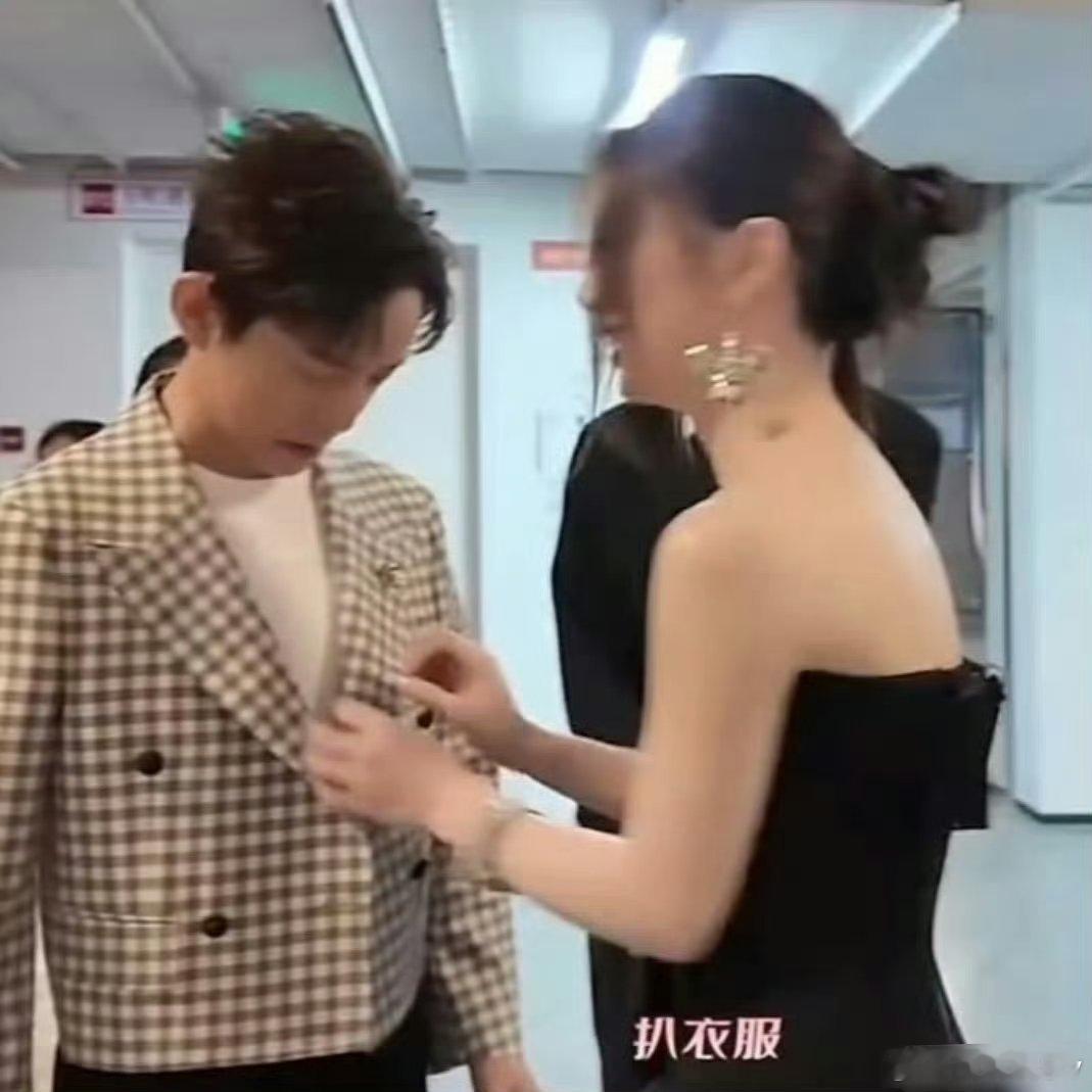 单依纯扒何炅衣服 黑人也要带脑子，单依纯全都是假动作，朋友间开个玩笑都要被审判了