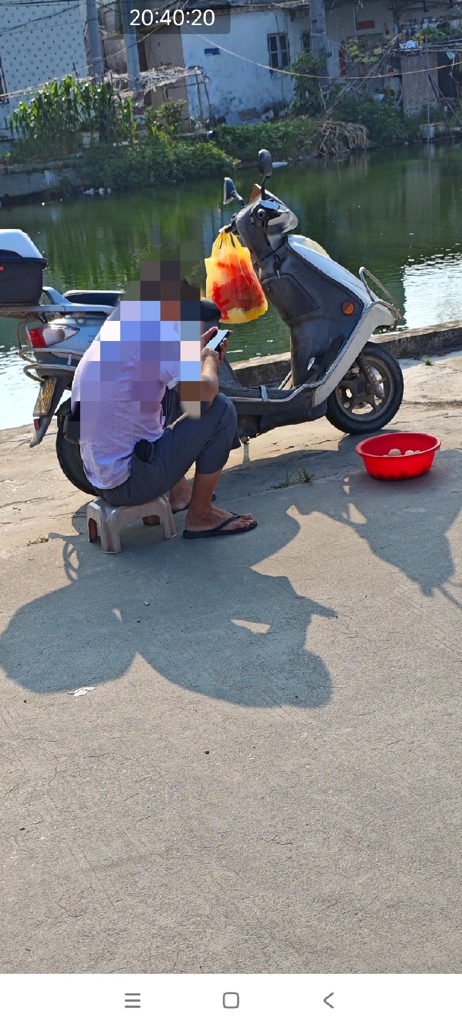 在烈日下卖土鸡蛋的大哥

碰到一个很奇怪的人，他用塑料筐装装了一些自家鸡下的蛋来