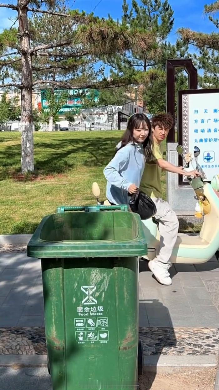 蛋卷扔垃圾。
视频效果无不良引导。