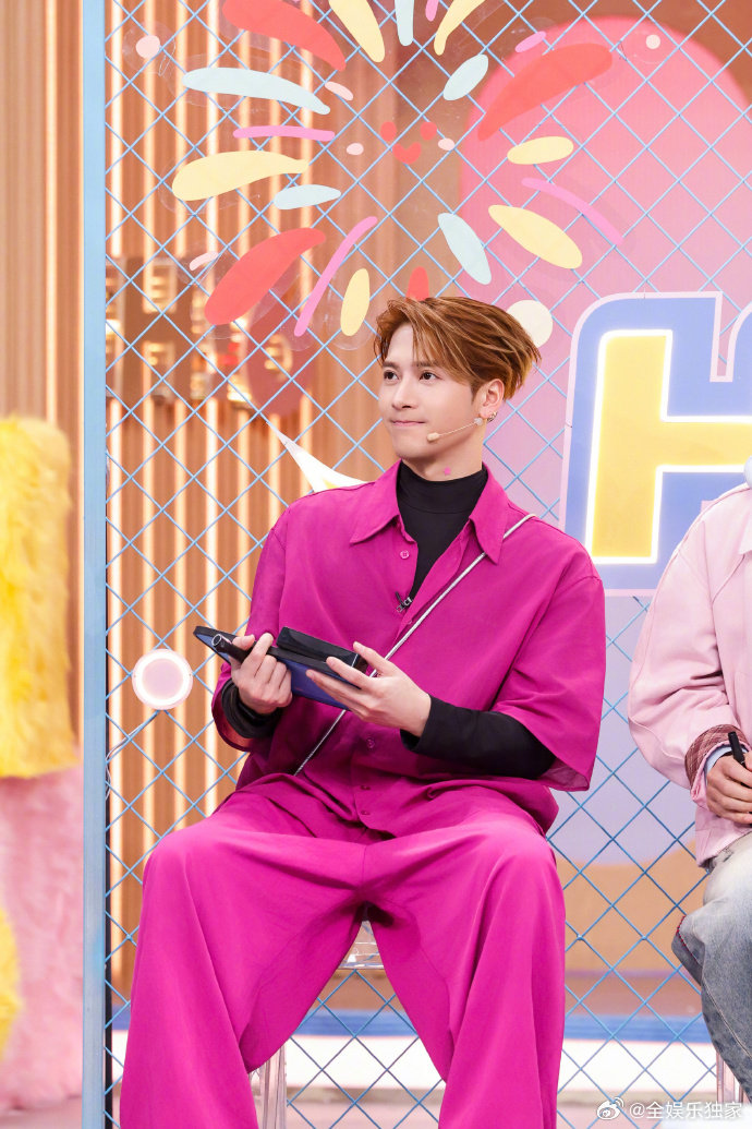 王嘉尔 太油了申请重来你好星期六真的越看越好笑！王嘉尔唱《乌梅子酱》，自我检测油