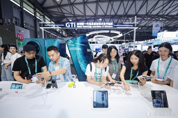 老外也被中国科技硬控了！MWC 26上海现场，vivo展台被围得里三层外三层。西