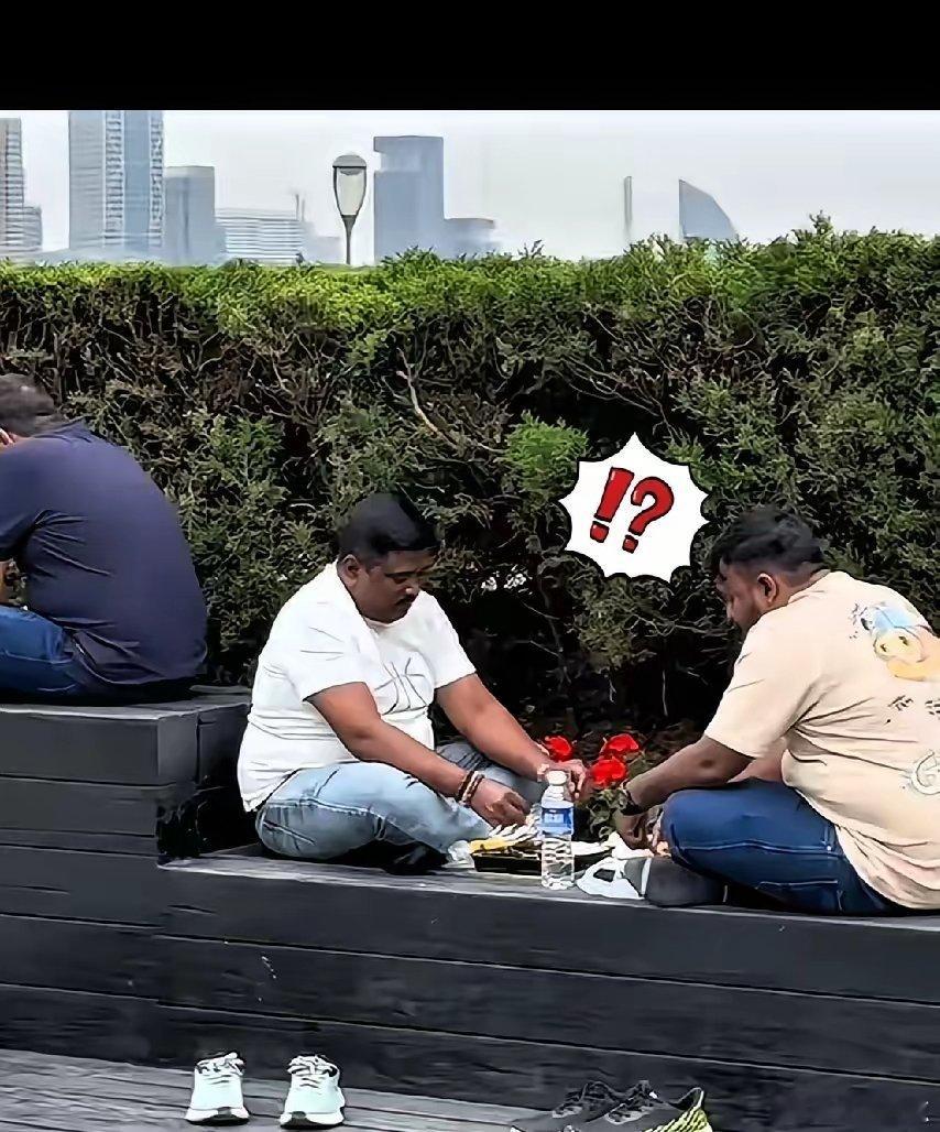 印度阿三在上海在中国的嗨皮生活！这几天刷到不少现场视频，有人拍了一群印度游客直接