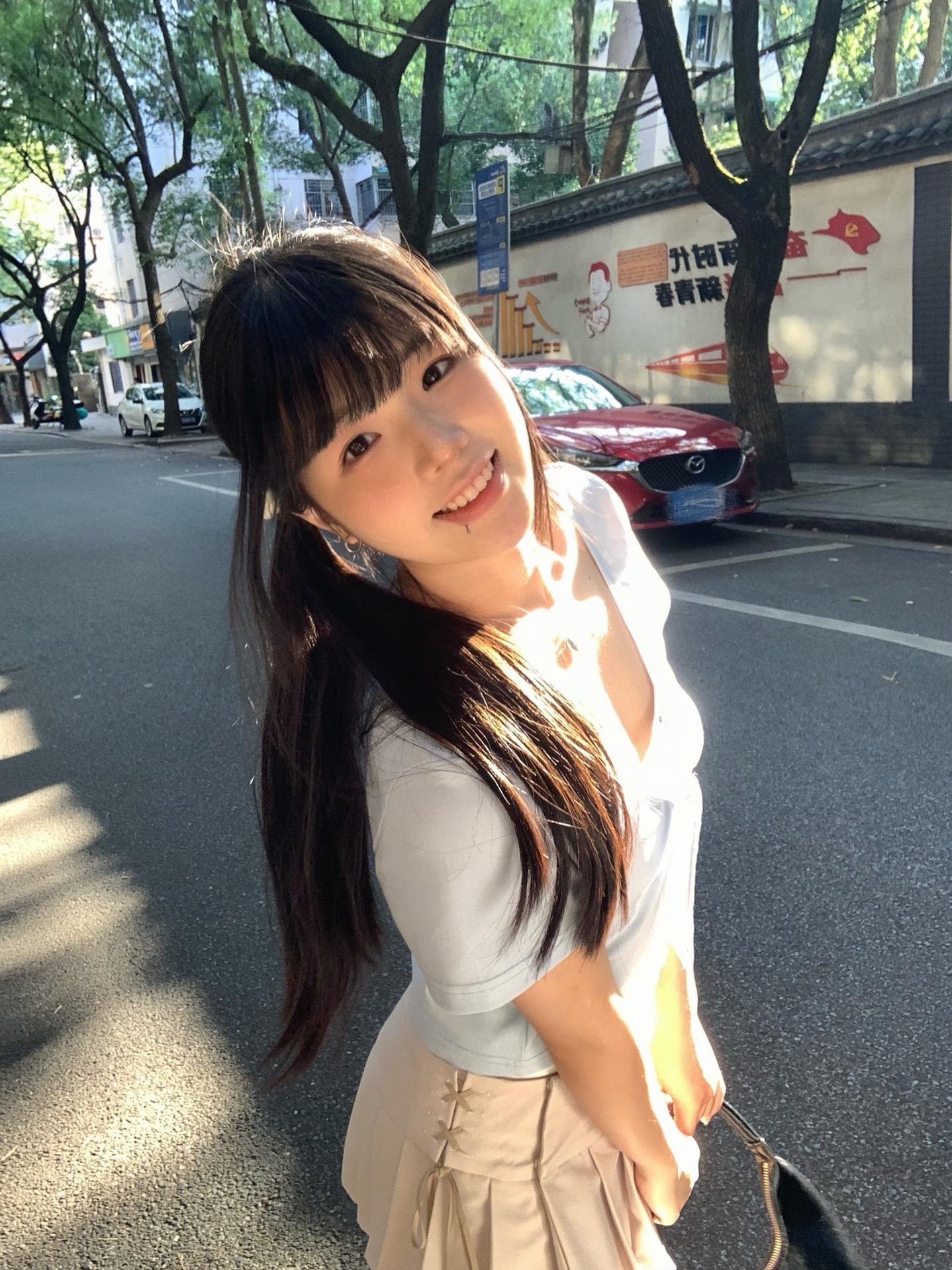 她太可爱了 我得想办法和她约会