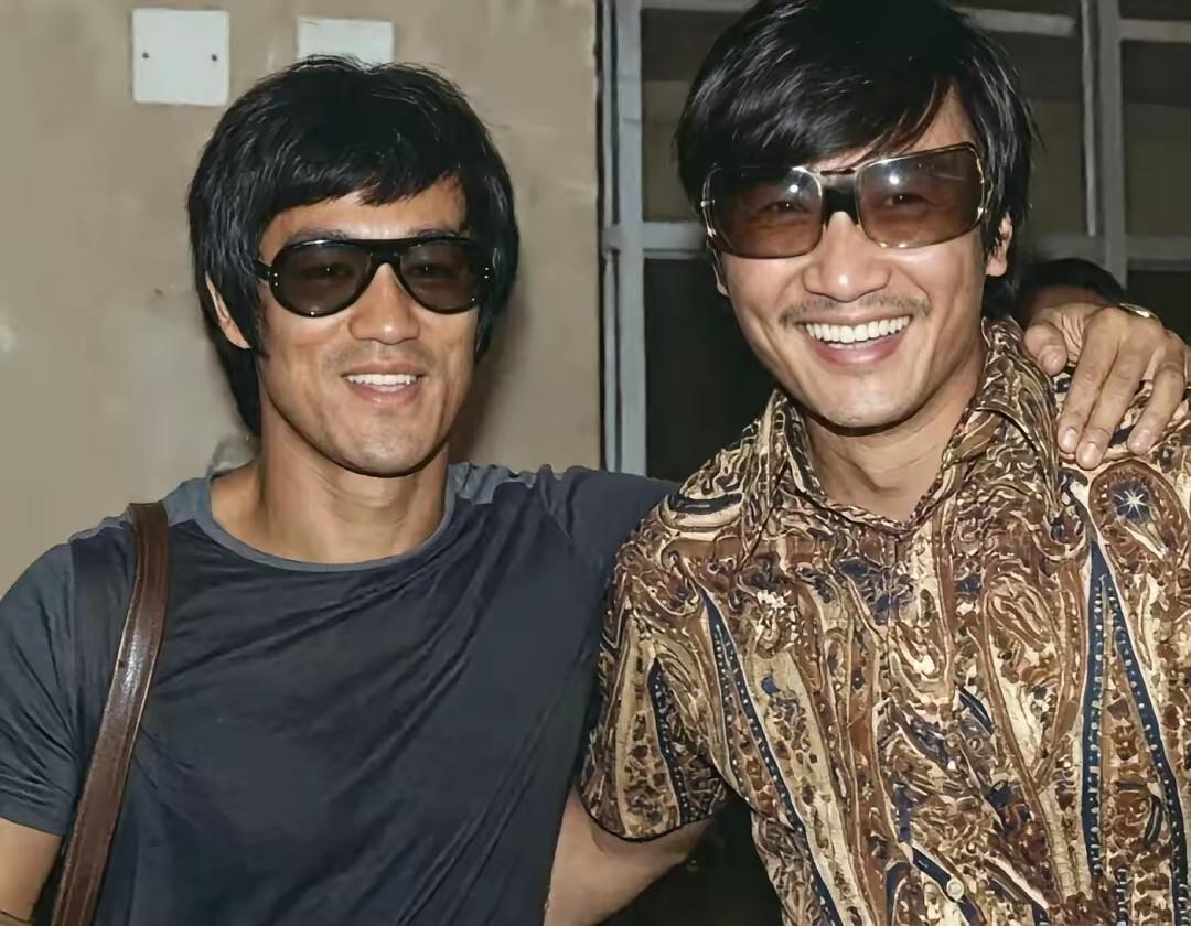 1971年，李小龙和谢贤在香港启德机场的合照。
那时候李小龙返港发展时，曾专程登