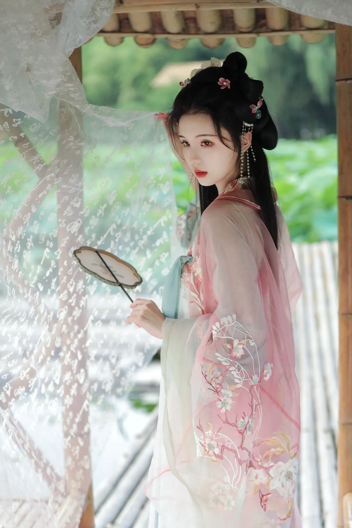 竹色溪下绿，荷花镜里香。