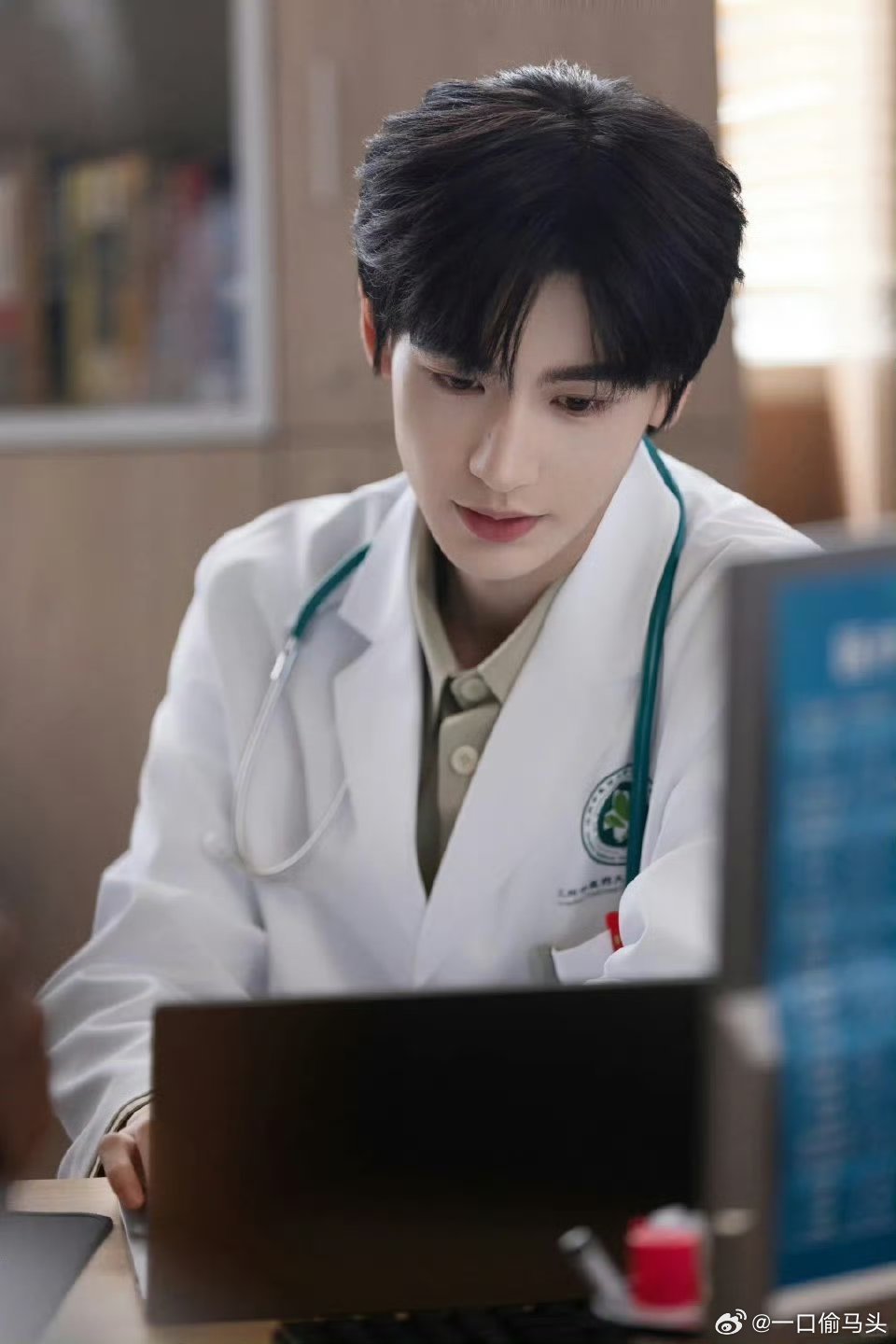 何苏叶快来给谢征把把脉谢征雪地受伤也太惨了，看着就心疼！赶紧把何苏叶喊来，专业对