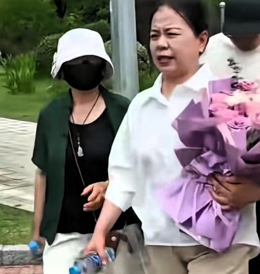 今日，柴桑大姐和云昊在酒店直播和大家交流52近况…

她表示网友可以合理提出建议