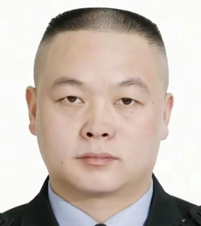 毛新宇真的牺牲了，

但不是牺牲在训练场，也不是牺牲在与歹徒搏斗的过程中，而是倒