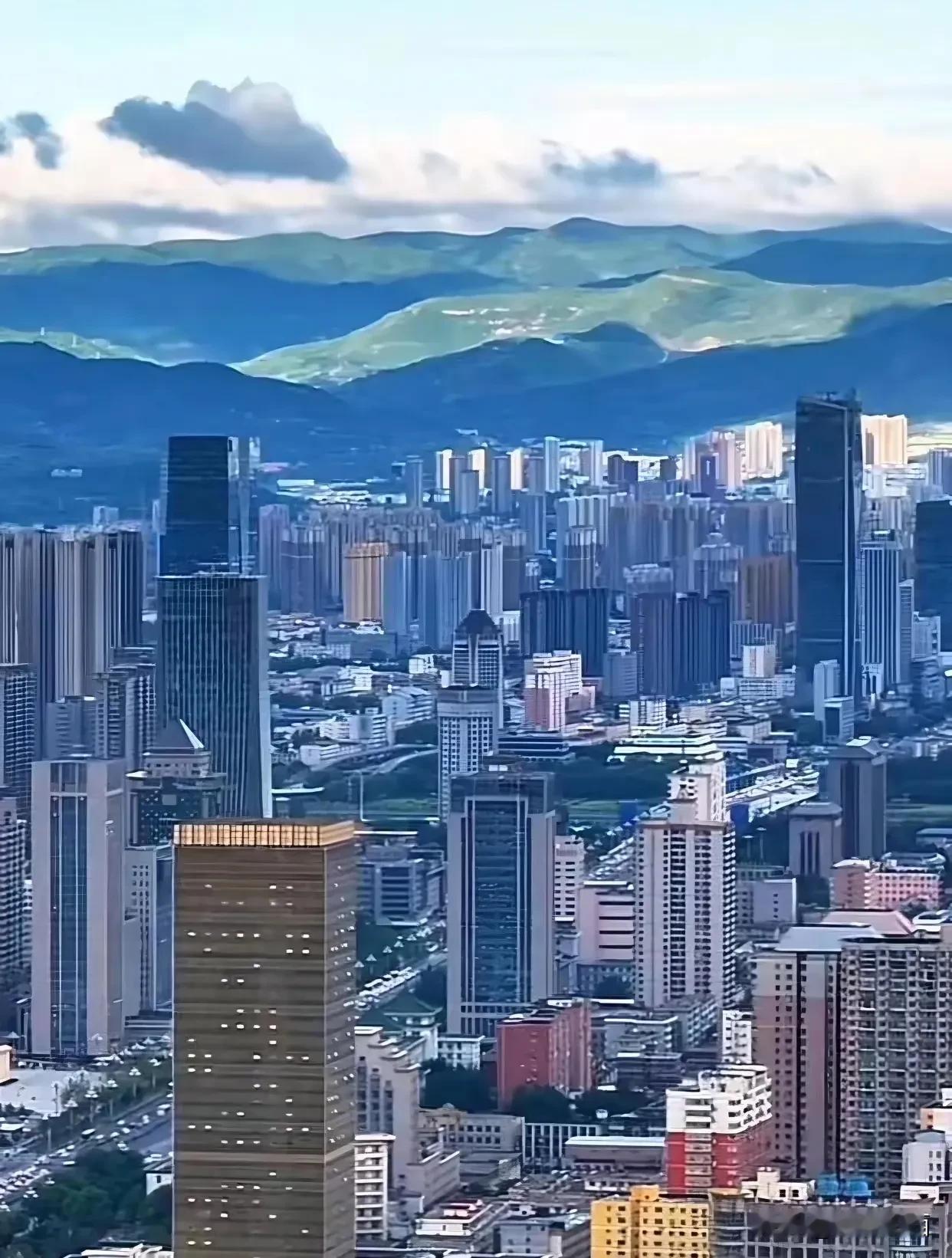 在高空中从迎泽大街的东边往西边看，西山也十分清晰，山西第一高楼也端庄耸立。有点C