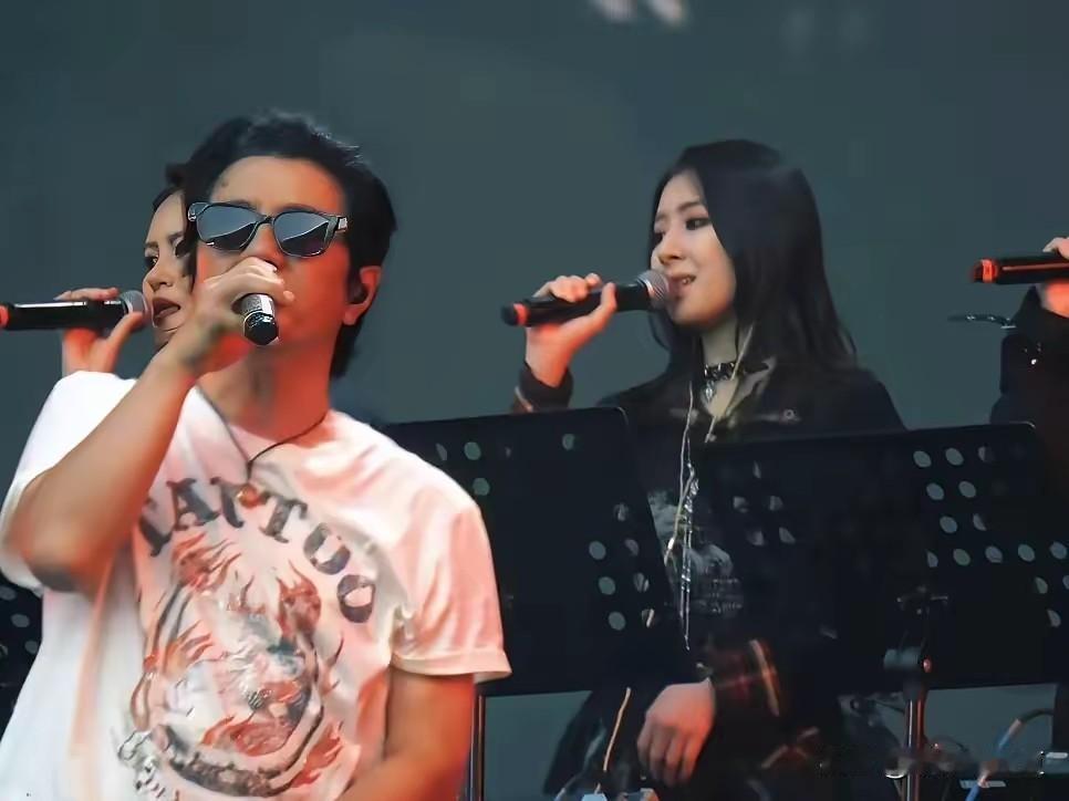 郑钧的大女儿做了郑钧演唱会的和声。
看来星二代还是得靠父母铺路啊！
演员孩子爱演