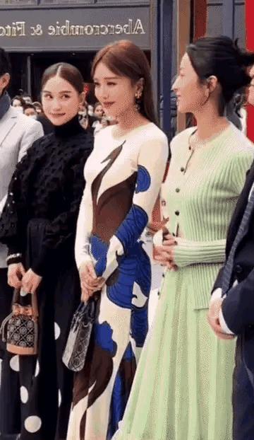 秦岚智商、情商挺高的，在公开场合怎么会犯这么低级的错误。
画面中，三人同框拍照，