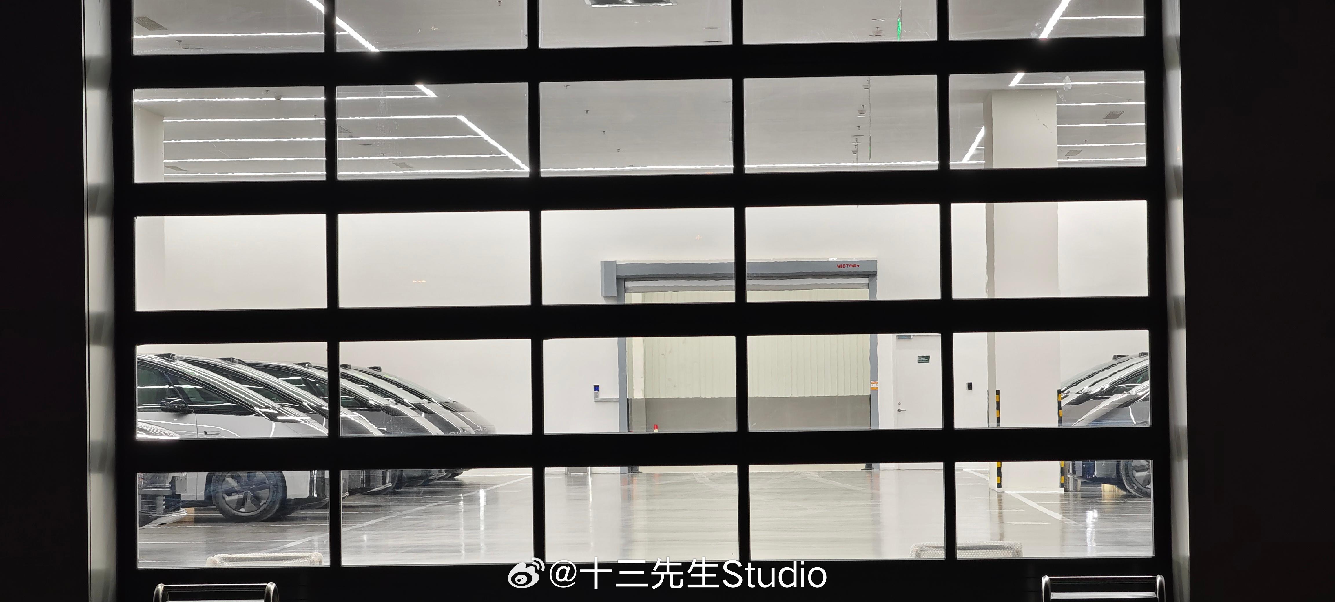 MEGA在北京已经开启交付了，交付中心到的车不少，大晚上的还在做PDI，交付大厅