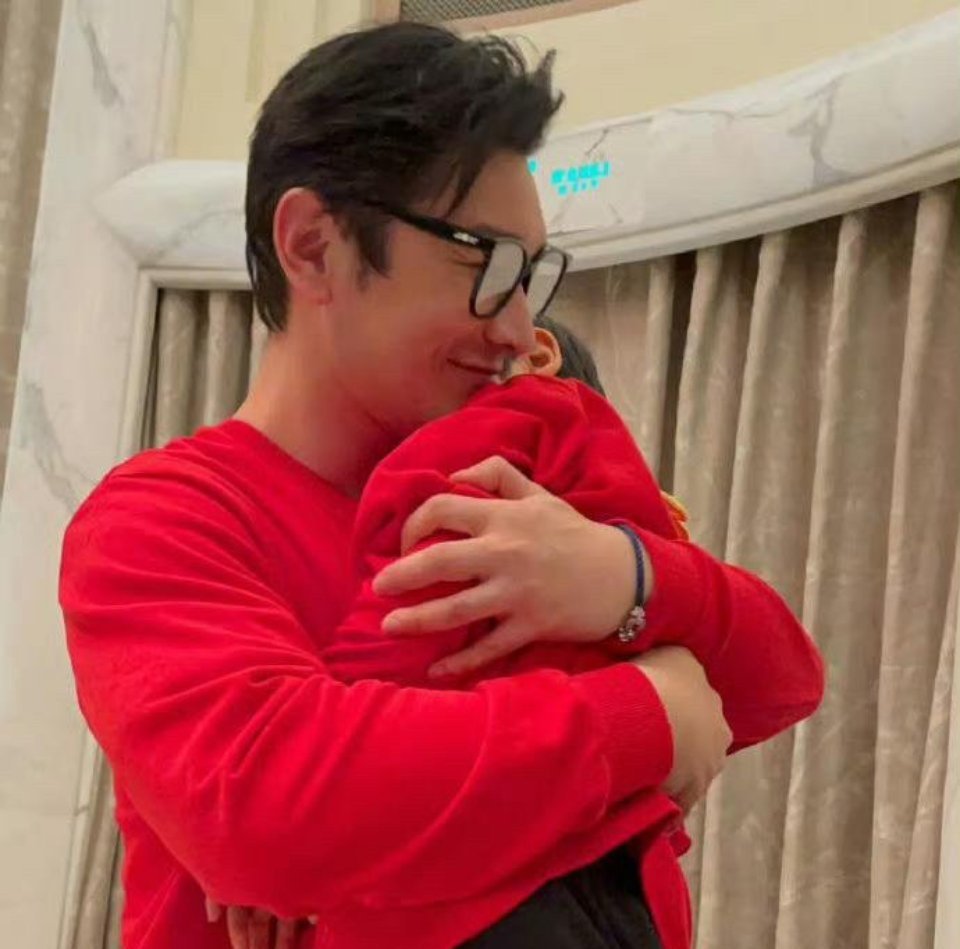 黄晓明和杨颖Angelababy儿子都长这么大了，遗传了父母的高颜值。 ​​​