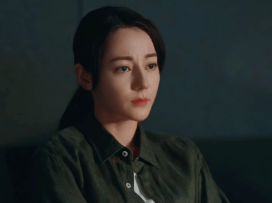 迪丽热巴邓妍S级向导邓妍的S级向导力太绝！对受害者轻握双手、柔语安抚，温柔得让人