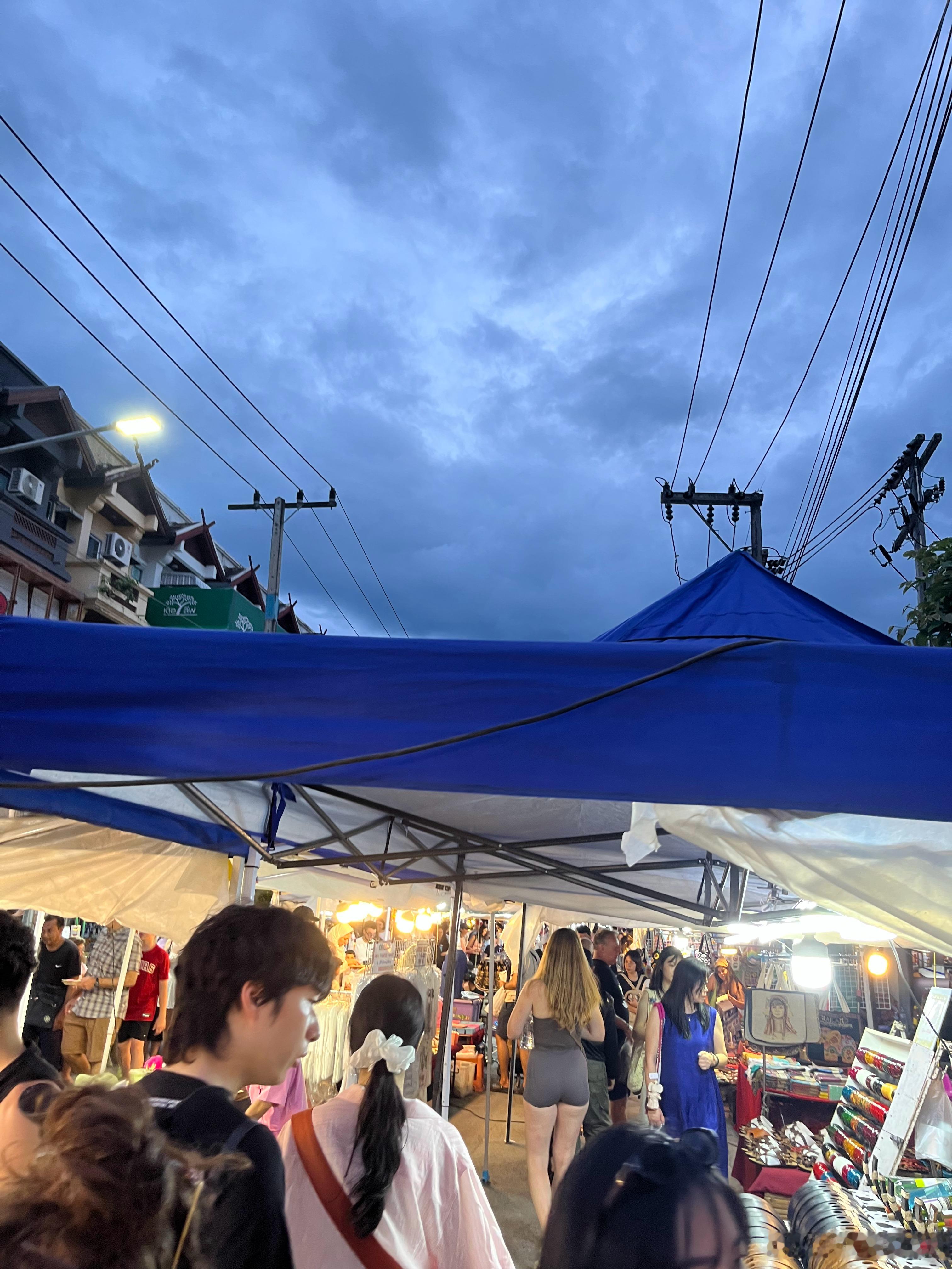 “当社交媒体让男人痴迷于他们从未谋面的女性，让女人痴迷于从不属于她们的生活方式时