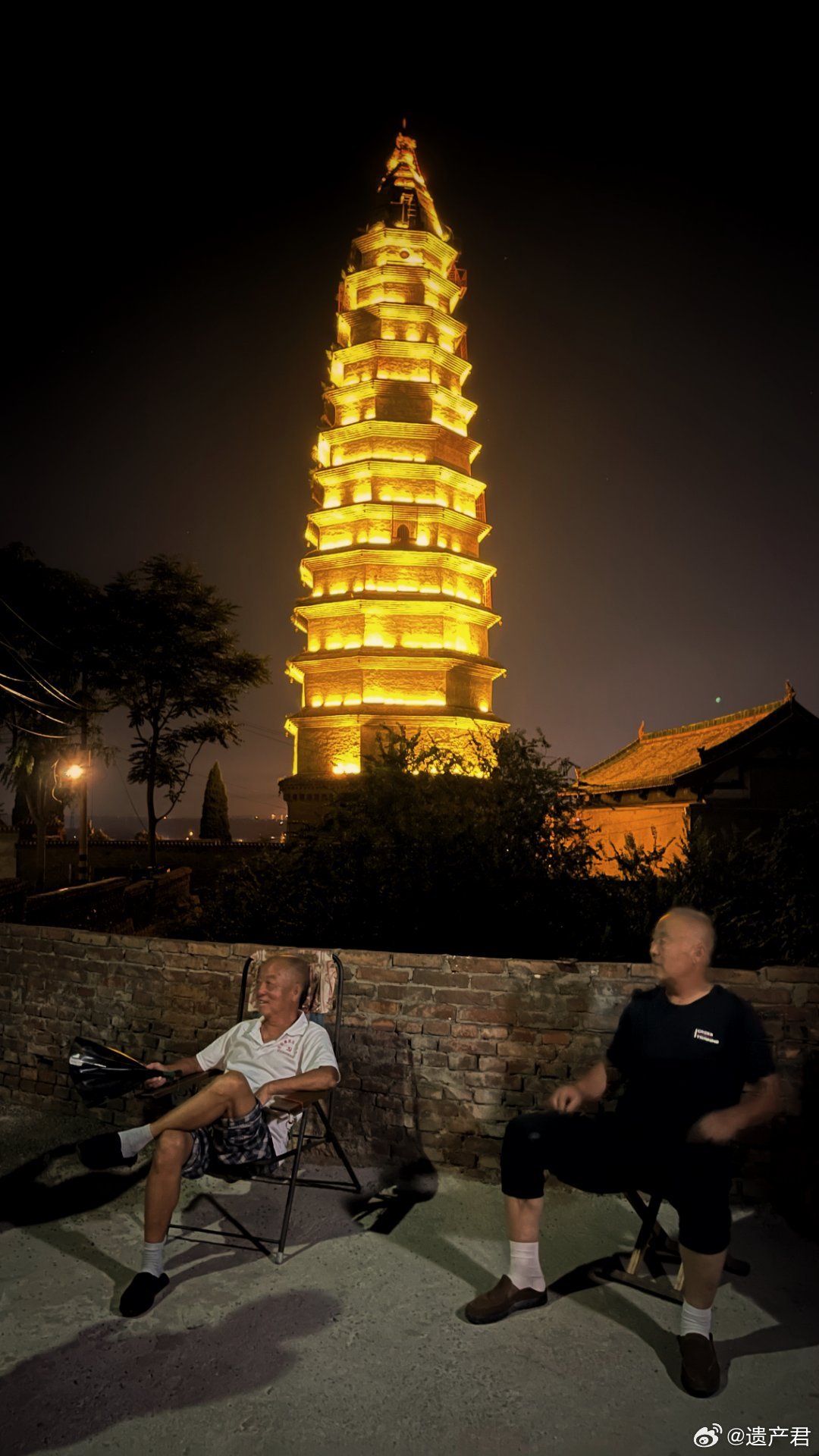 山西新绛龙兴寺塔，平台上乘凉的本地人 