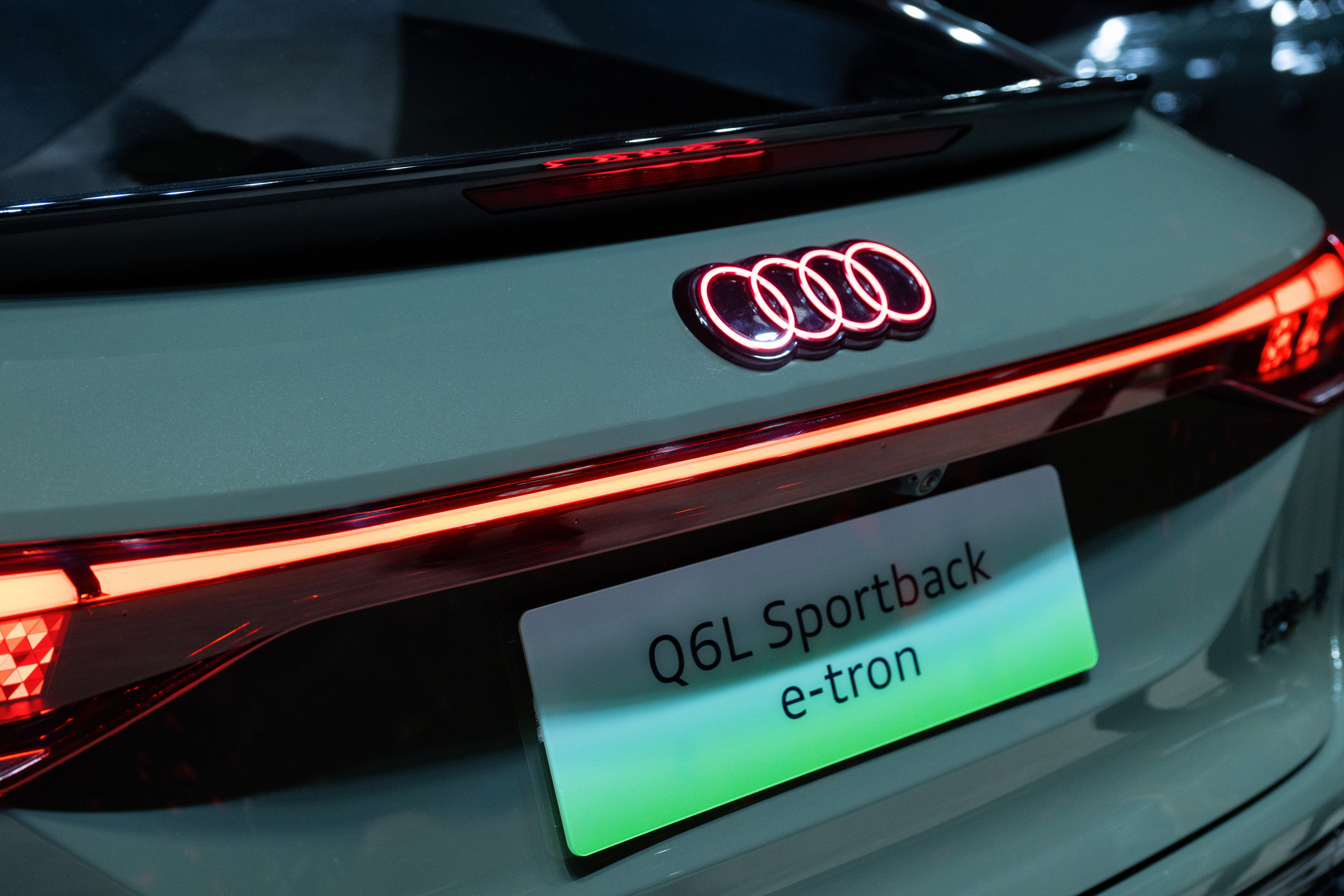 奥迪「光语之境」亮相北京798艺术区 ！一汽奥迪 Q6L Sportback e