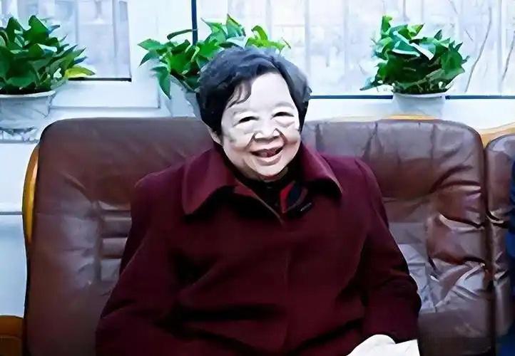 全国解放后党派人寻找博古长女，竟发现她已被拐卖无踪。1933年，博古和妻子生下了