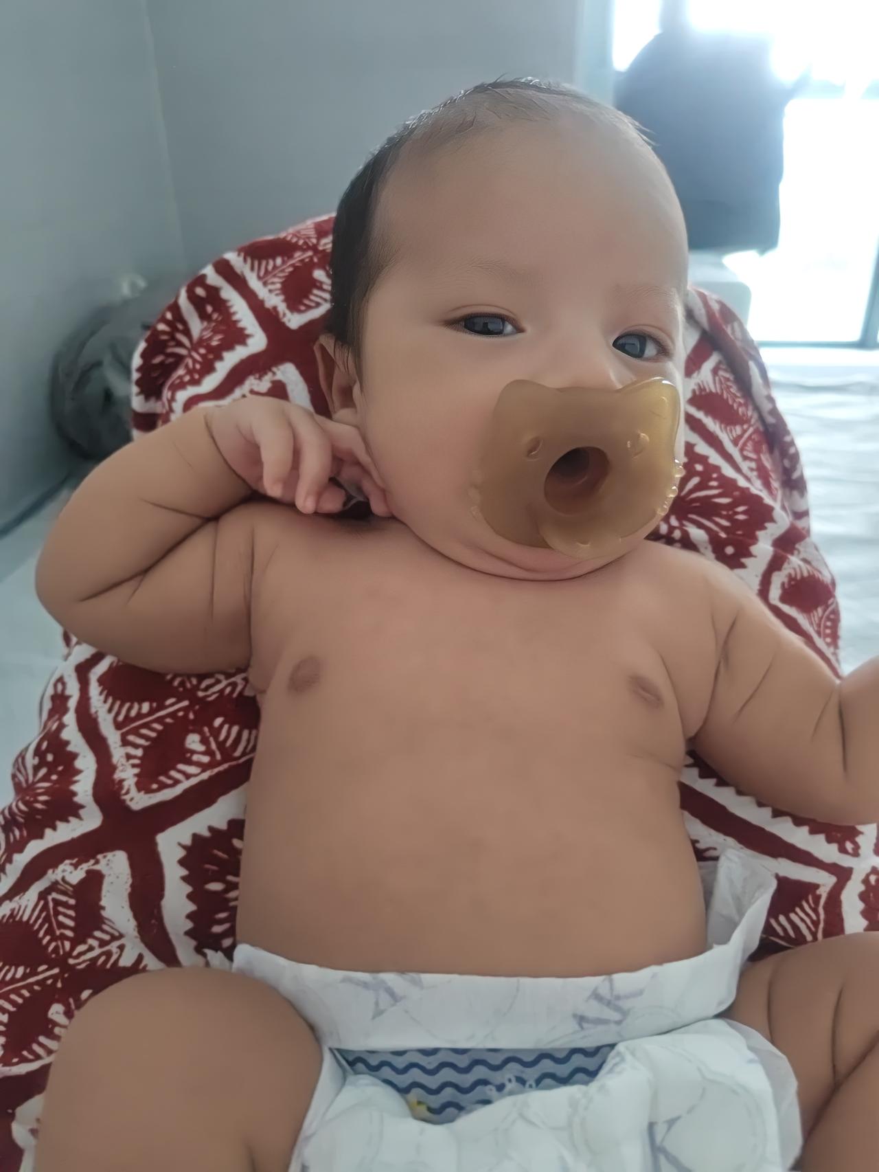 刚才儿子跟我说
宝宝在思考的时候不要打扰他
四十一天的娃
穿尿不湿的年纪
会思考