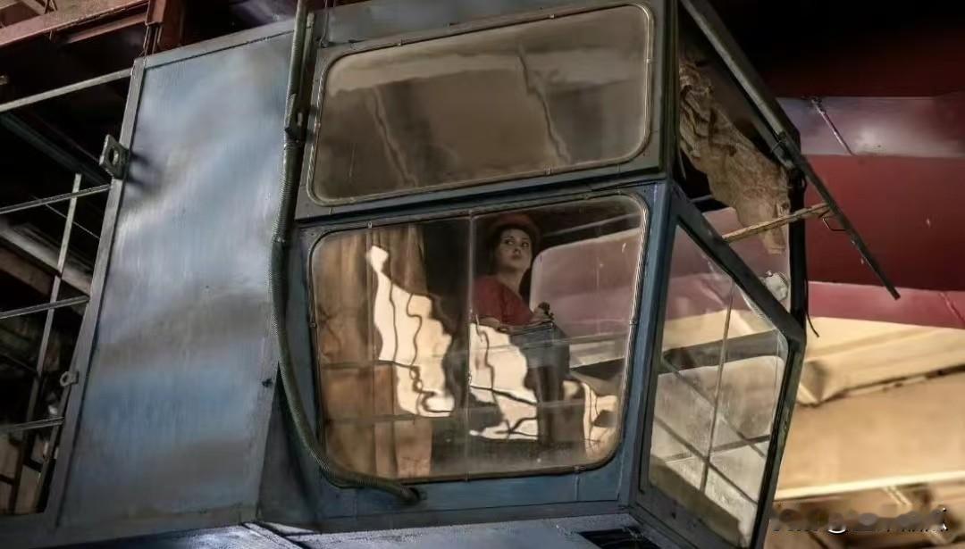 乌克兰前线兵源紧张，后方自然劳力紧张，那些不能跑出国的女性，承担了之前很多男性的