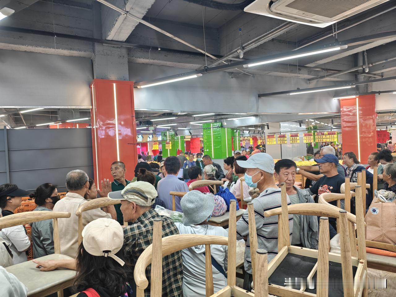 人的自私与贪婪，在人生的尽头表现得淋漓尽致
        他经商，干餐饮，债台