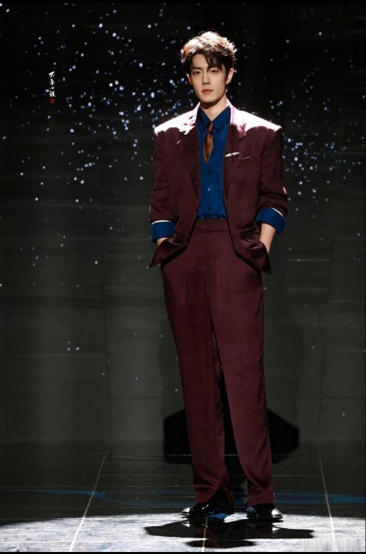 肖战 害羞笑“凡尔赛了一下”就捂脸笑，谁能顶住这反差啊！穿最飒的西装，做最腼腆的