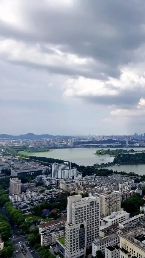 南京这两天被台风“巴威”搅得够呛。“巴威”虽正逐渐远离，但它带来的影响可不小。1