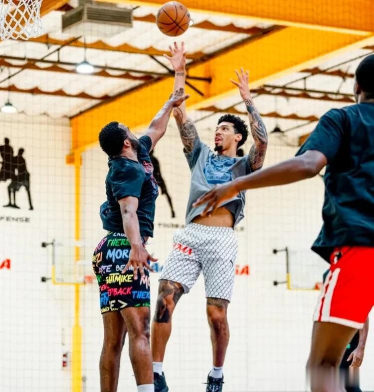 #闲话NBA# 
北京时间9月24日NBA76人队新援前锋球员老将丹尼.格林在主