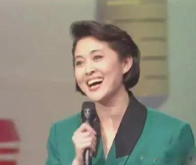 谈原央视主持人倪萍的谦逊

小编刚刷到前央视主持人倪萍的一段视频。倪萍说自己在央