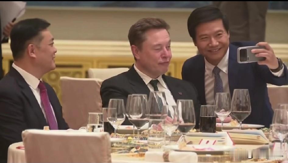 马斯克访华，和曹晖、雷军聊嗨了！
这张图片上正和马斯克互动的是福耀玻璃集团董事长