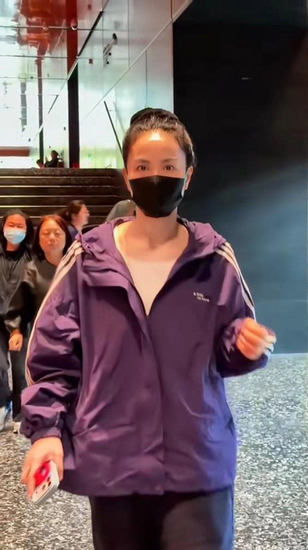 56岁王菲去看话剧，遇到怼脸拍也不生气：不用管他，你管他干嘛谁能想到，2026年