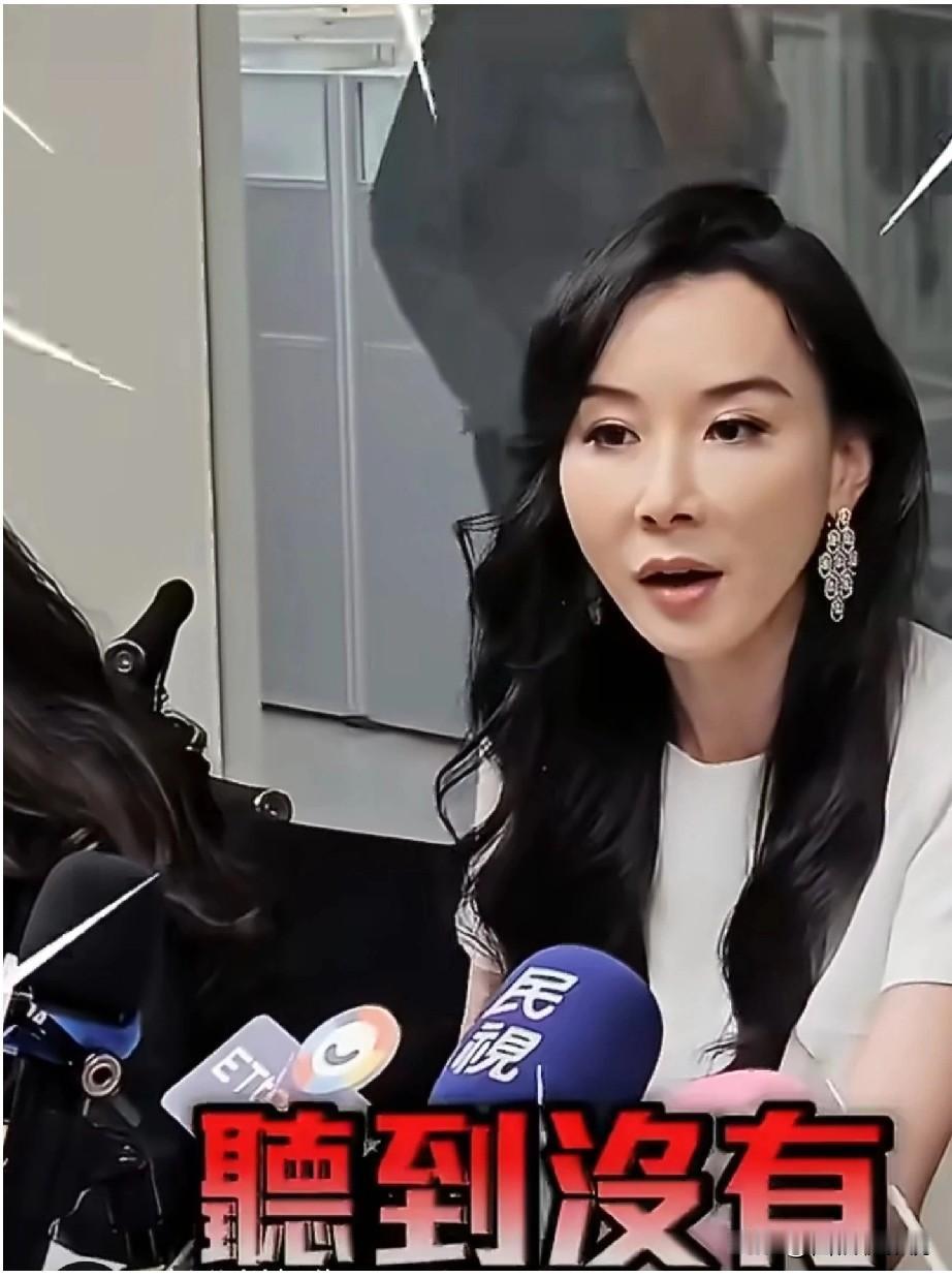 萧蔷瞪着记者，严肃道：“听到没有！”
两秒后笑着问：“可以吗？我请你吃凤梨酥。”