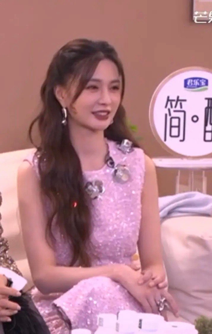 沈梦辰脸上大大的唇印哈哈哈哈哈哈哈哈怎么英子得了第一名得到奖励的是沈梦辰 ​​​