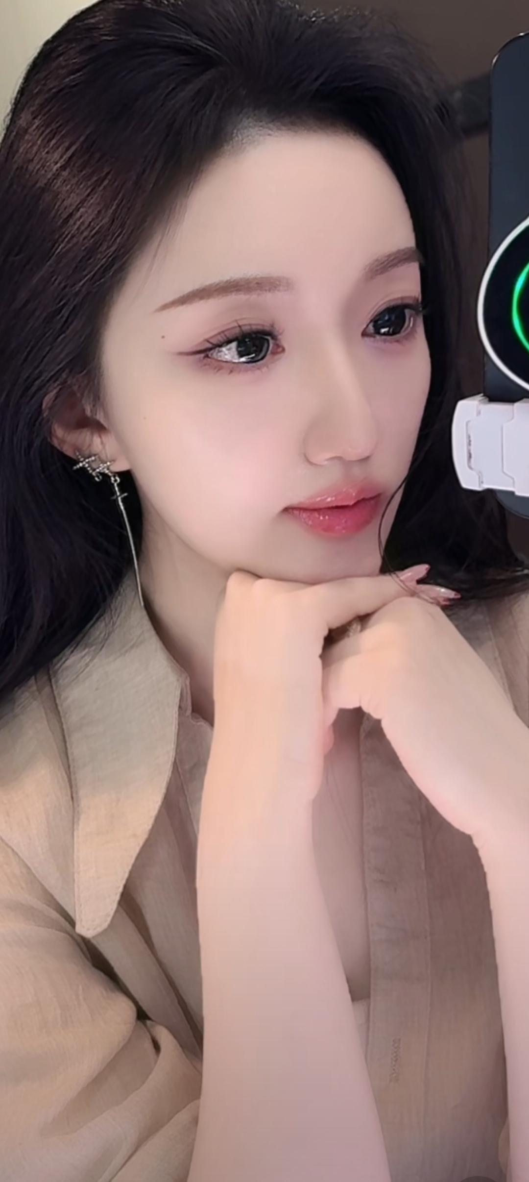 这位小姐姐在自拍呢。
