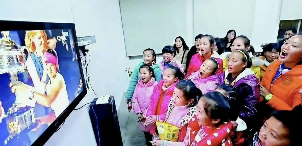 终于知道原来是因为这张照片，郑钦文才能说出这段话：“我一直都相信薪火相传，不管是