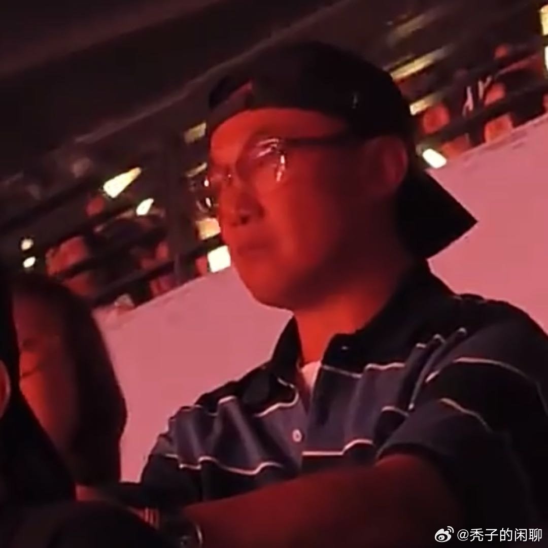 陈奕迅来看单依纯演唱会了陈奕迅去看单依纯演唱会 支持看演唱会自由 