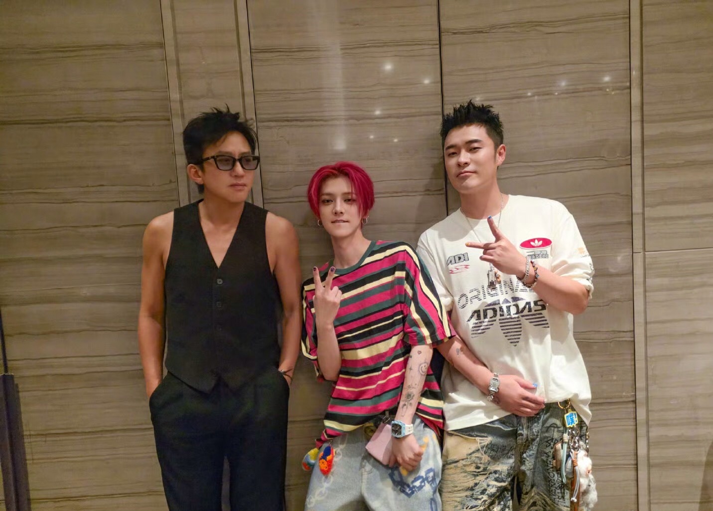 李晨 鹿晗邓超 陈赫 鹿晗 李晨 ，看衣服是同一天，人演唱会后还聚餐了，被你们说